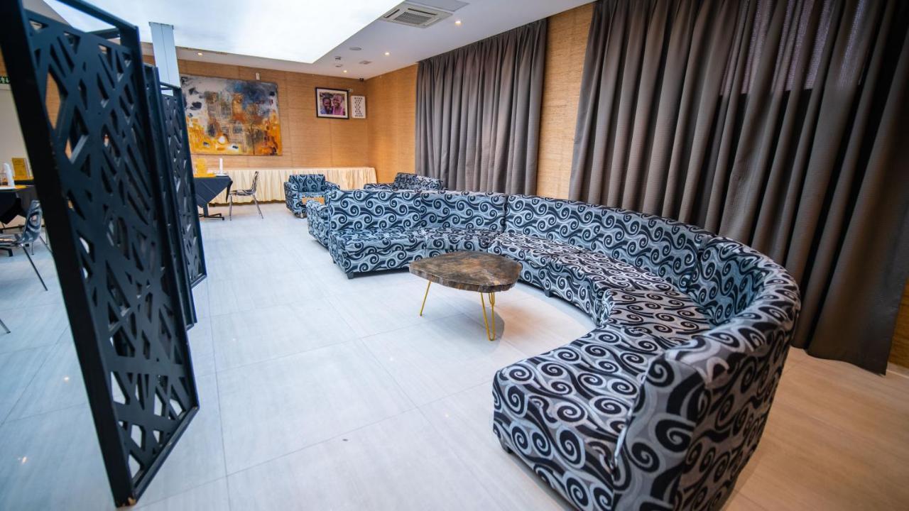 Hotel Sv Chrome Abudża Zewnętrze zdjęcie